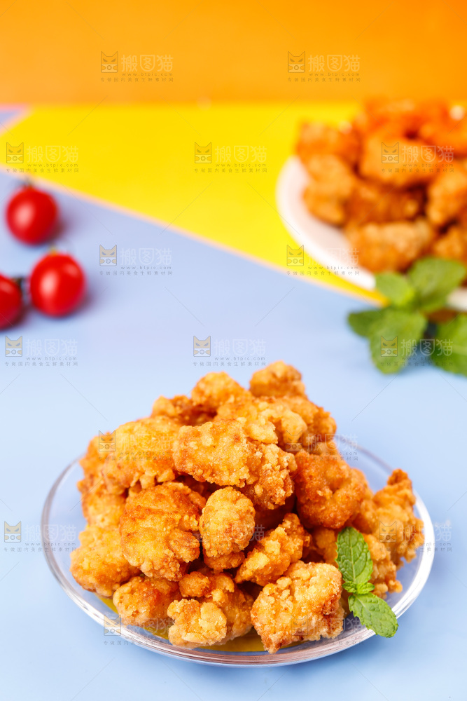 紫色底上放着一盘盐酥鸡米花