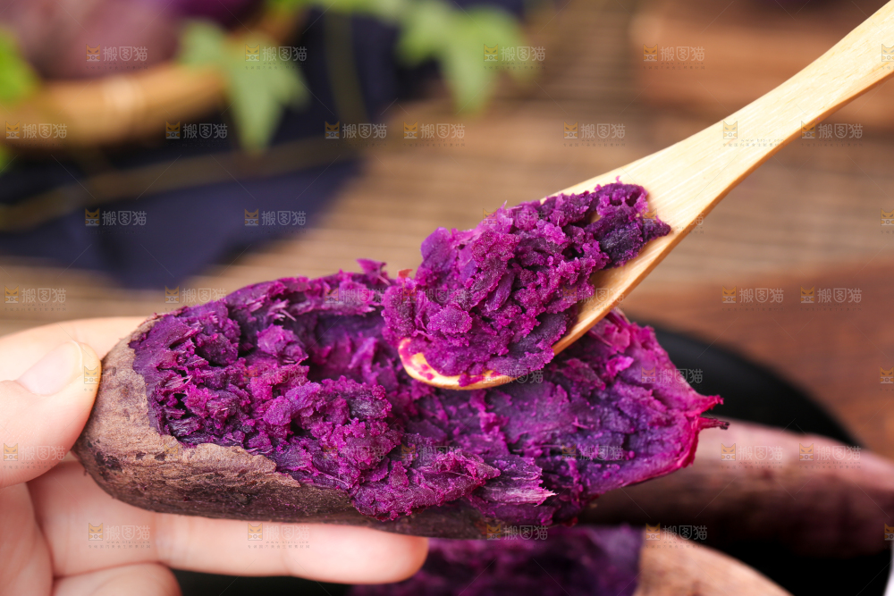 勺子上挖着紫薯