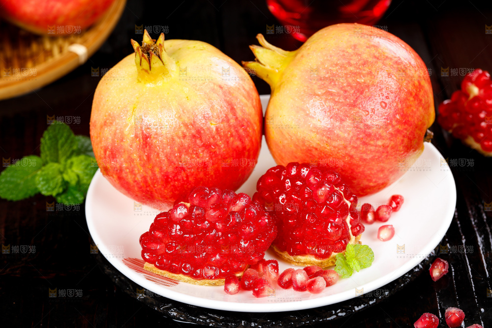 黑底上放着一盘突尼斯石榴