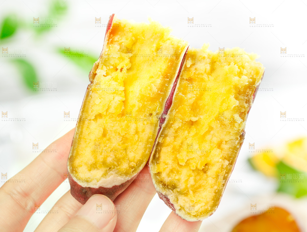 手上拿着黄心蜜薯