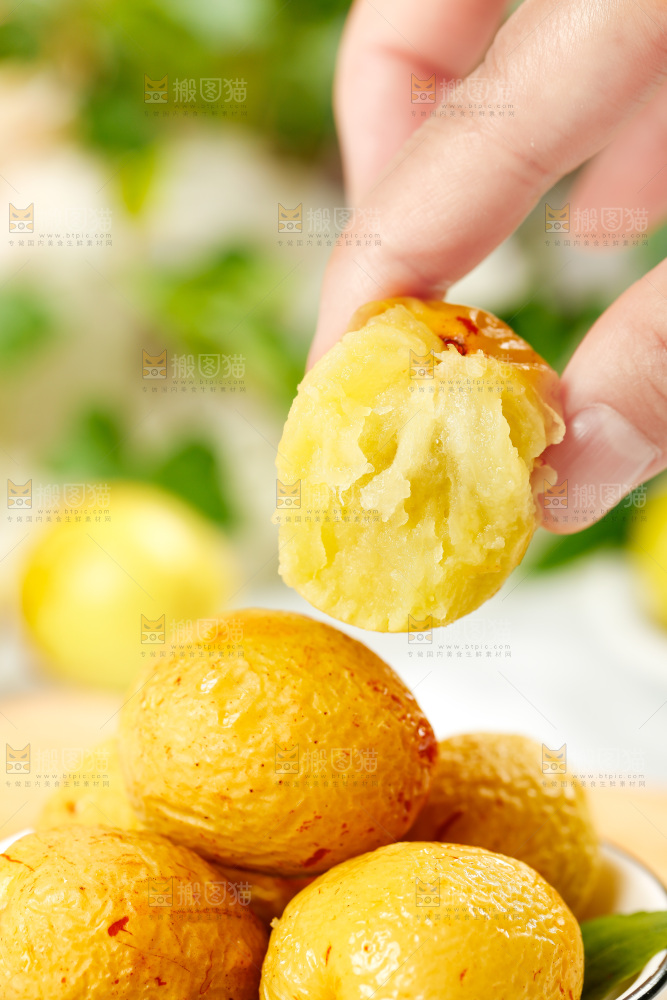 手上拿着蒸冬枣
