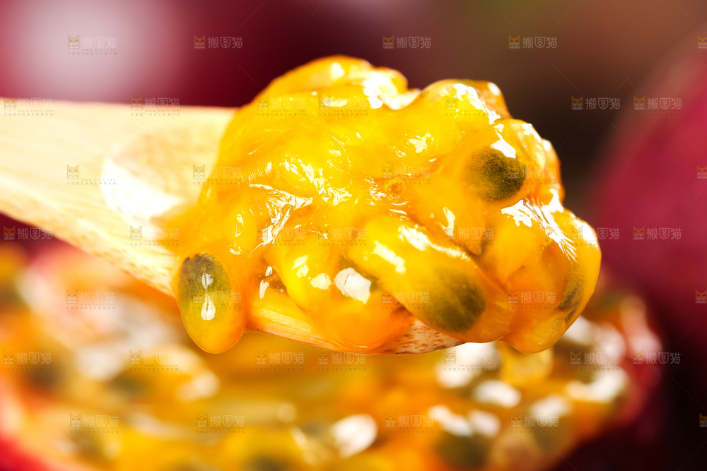 勺子上挖着百香果果肉