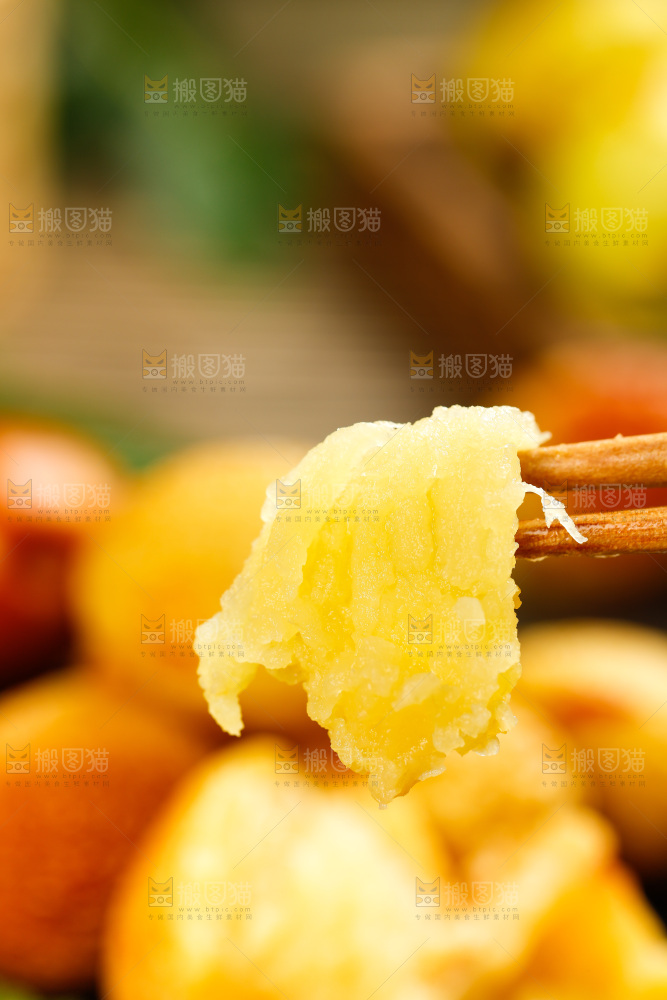 筷子上夹着冬枣果肉