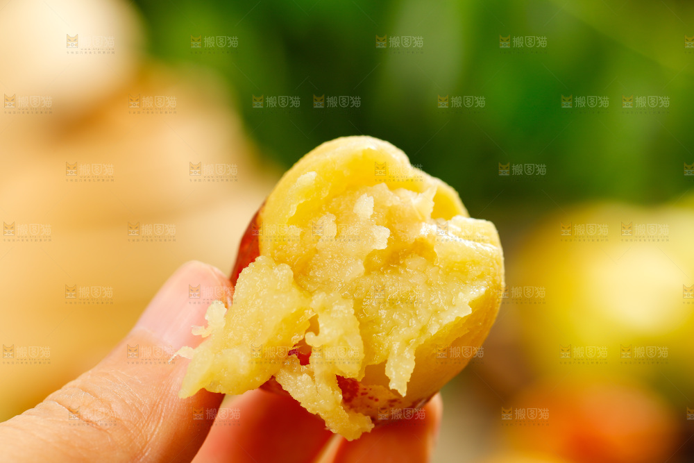 手上拿着熟的冬枣