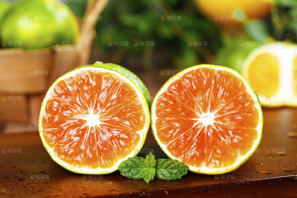 木板上放着一堆宜昌蜜桔