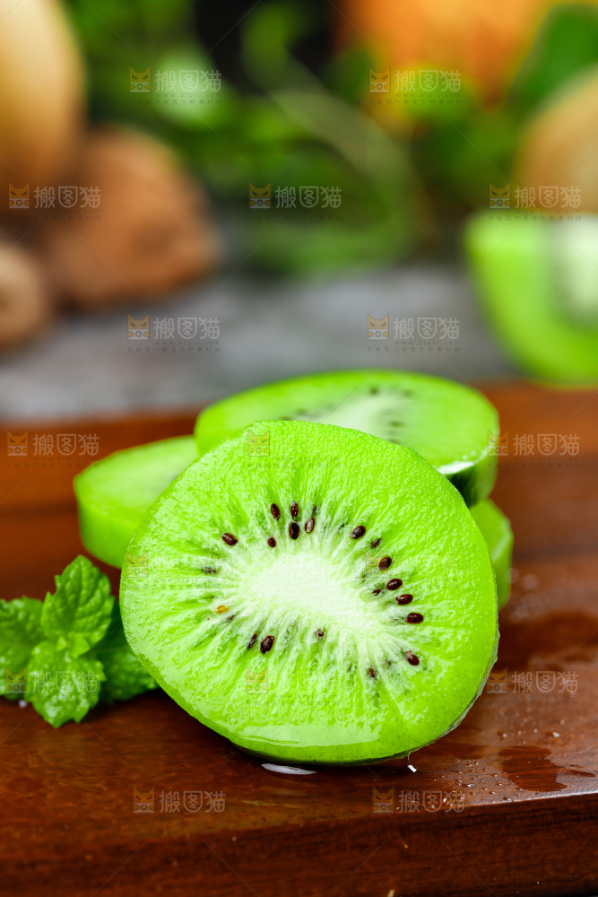 木板上的绿心猕猴桃果肉
