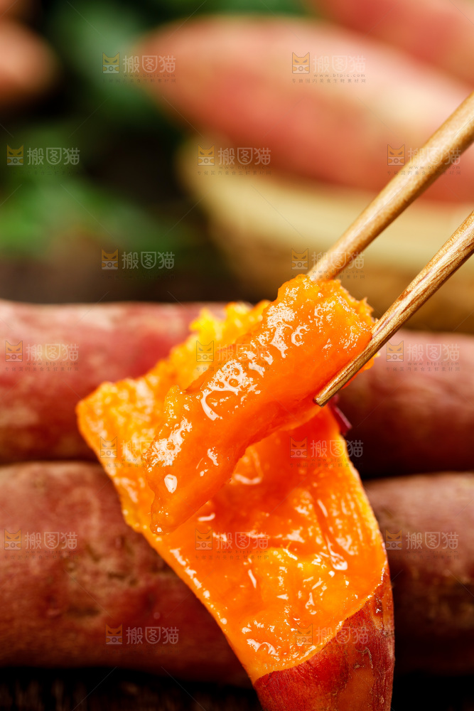 筷子上夹着熟的红薯