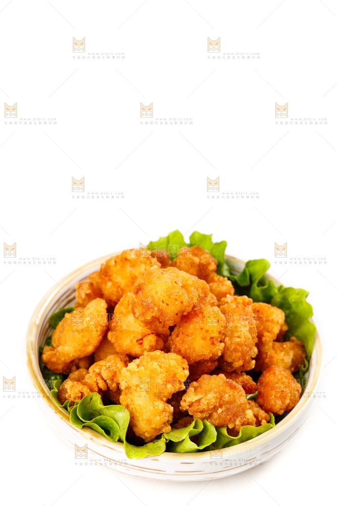 白底上放着一盘香酥鸡米花