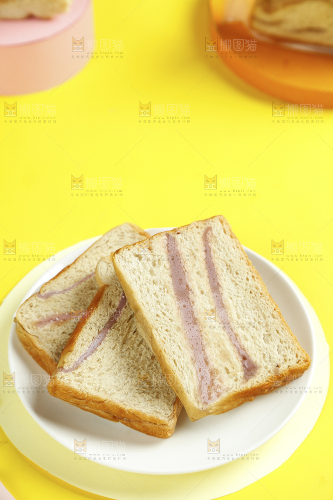 盘子里的青稞芋泥双料吐司
