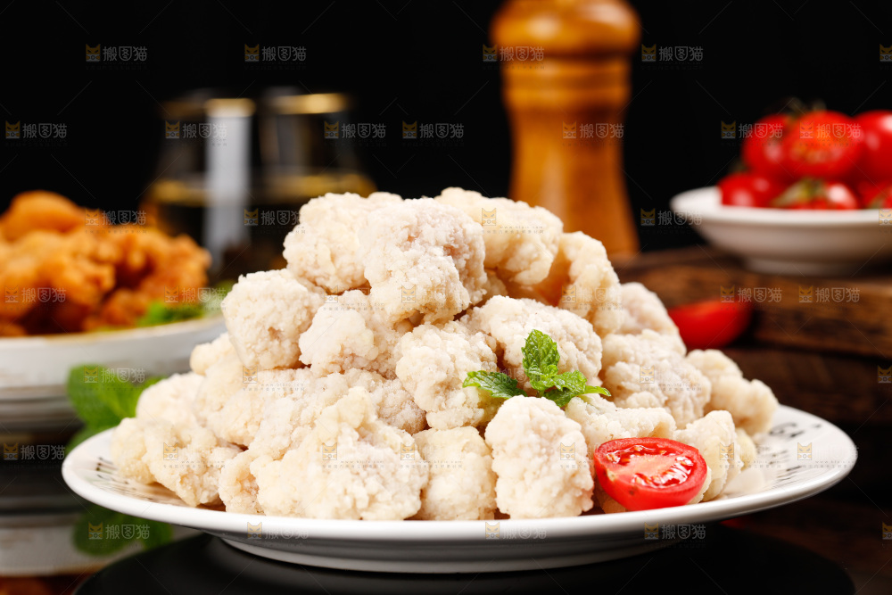 黑底上放着一盘盐酥鸡