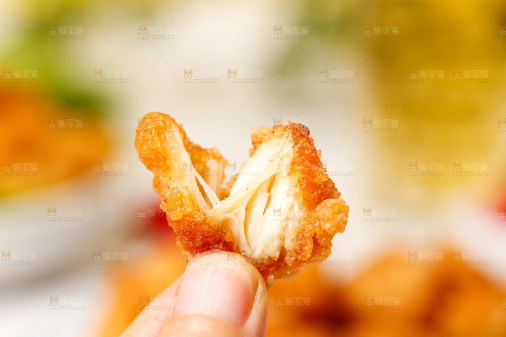 手上拿着鸡柳