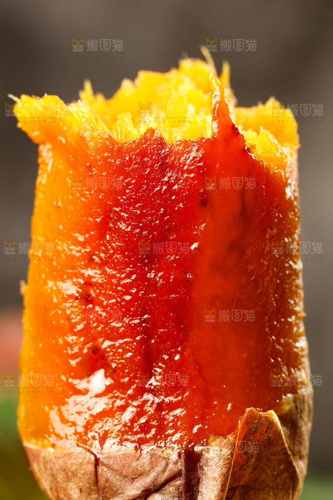 手上拿着红心蜜薯