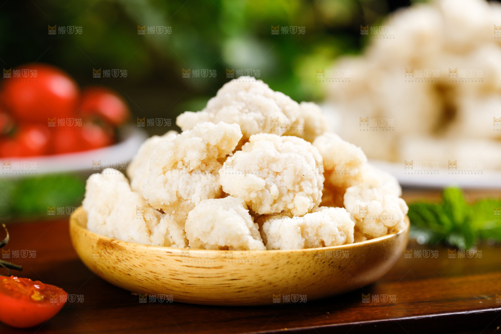 木板上放着一盘鸡米花