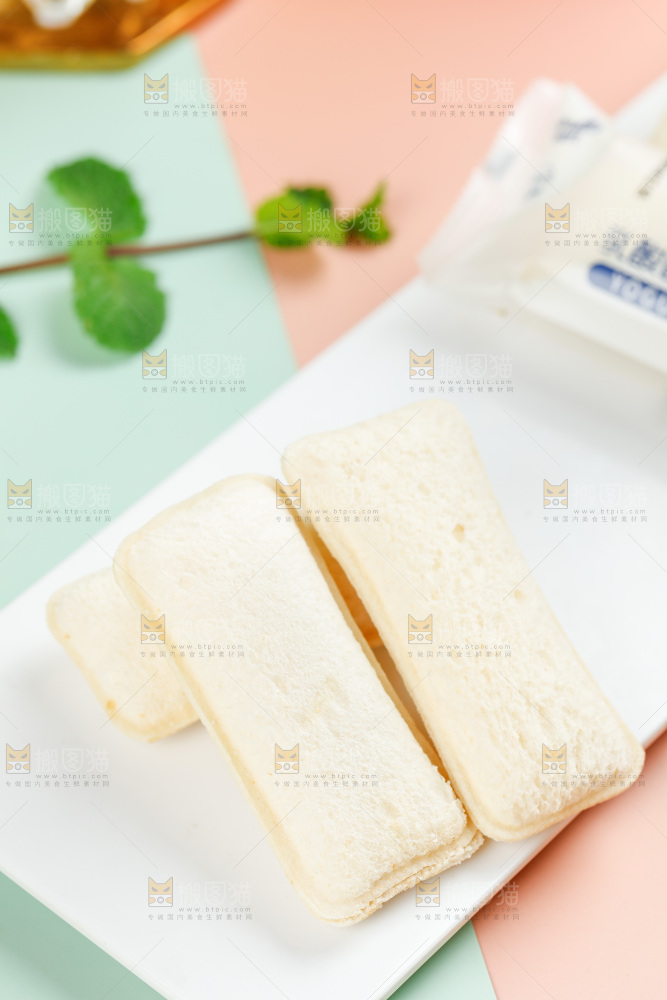 白石板上的酸奶小口袋面包 