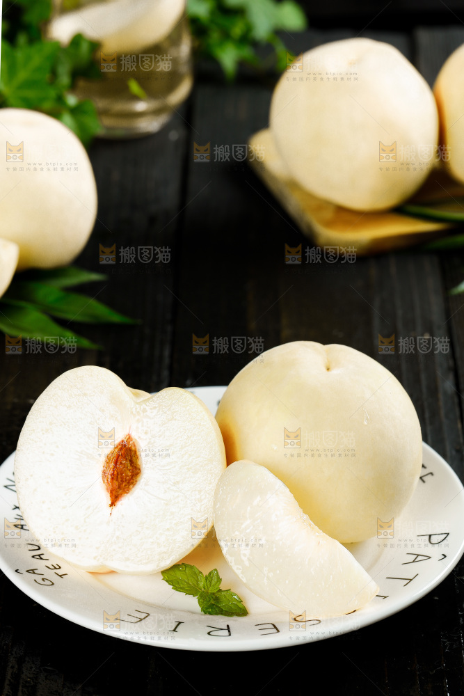 盘子里的雪桃