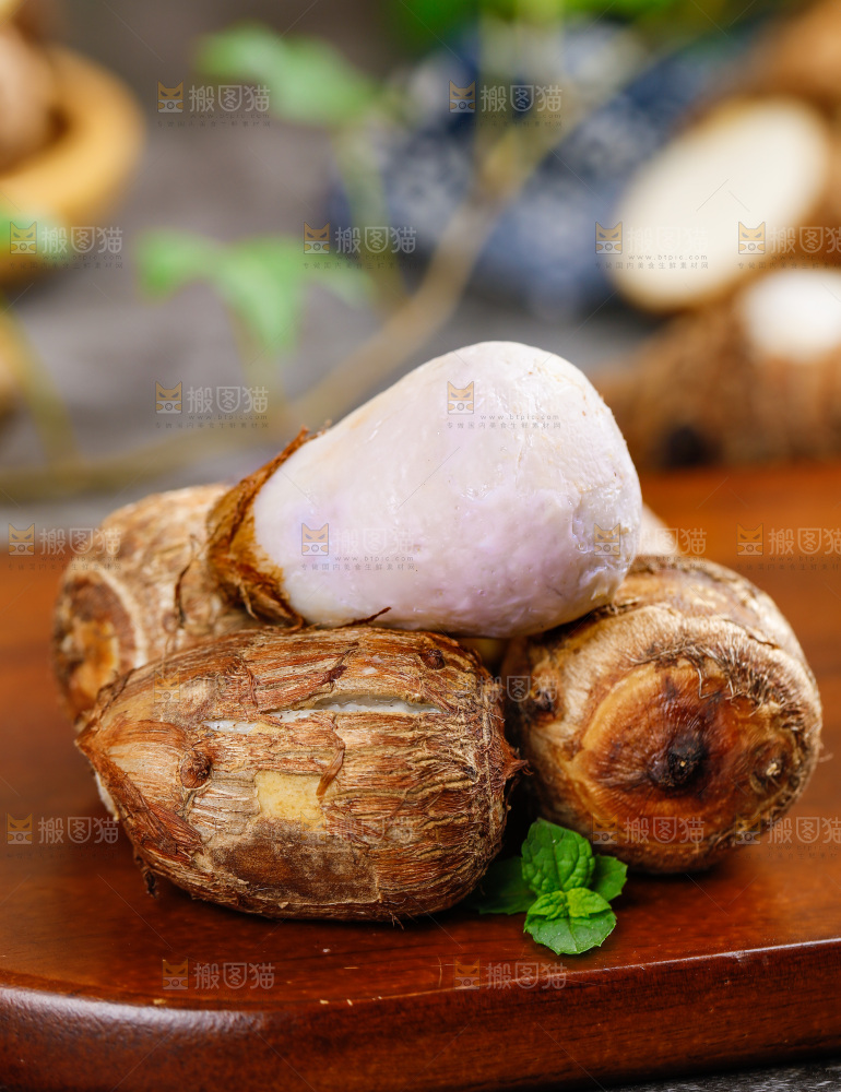木板上的牛奶小芋头