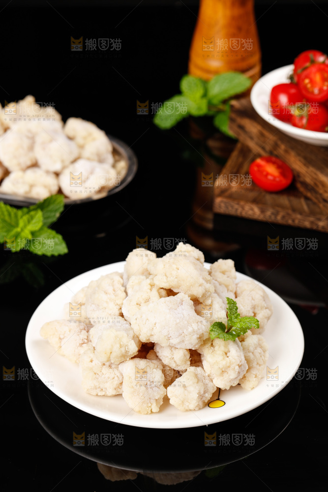 黑底上放着一盘盐酥鸡