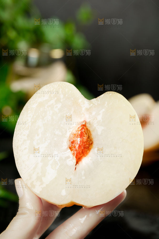 手上拿着半边蜜桃