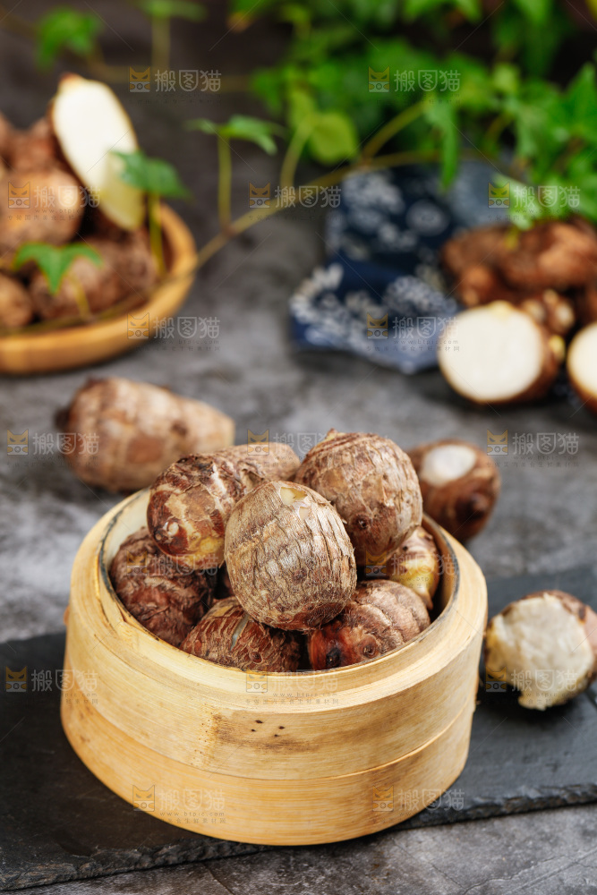 黑底上放着一笼云南牛奶小芋头