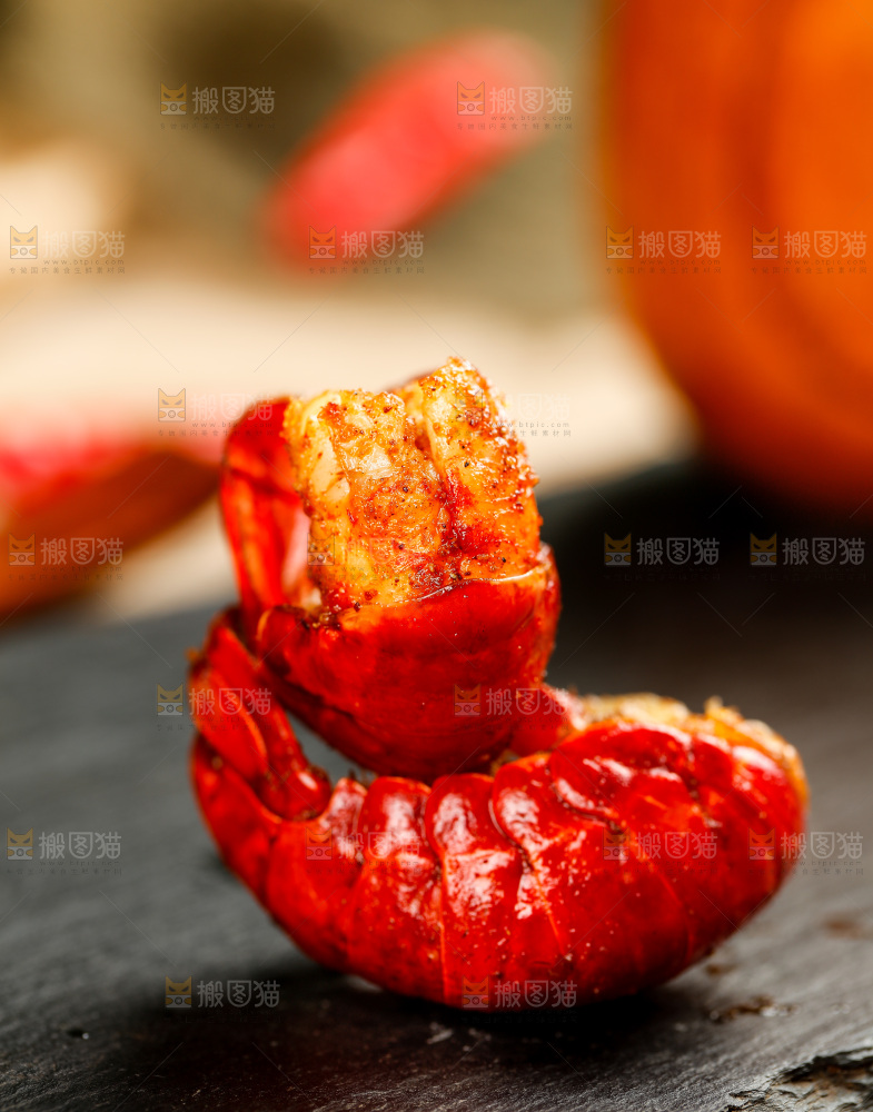 黑底上放着小龙虾尾