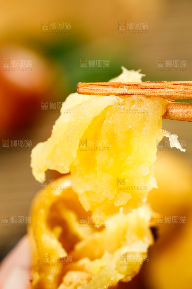 筷子上夹着冬枣果肉