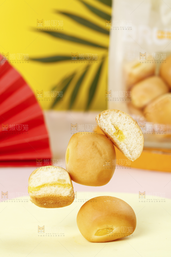 彩底上放着小面包