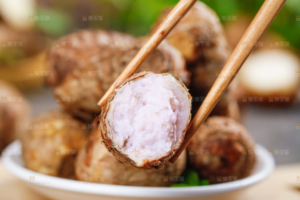 筷子上夹着牛奶芋头