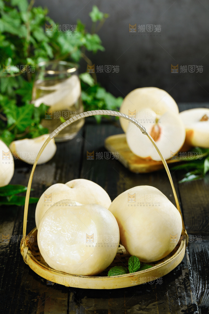 黑底上放着一篮新鲜白桃