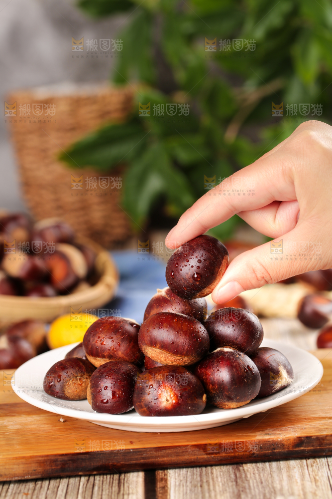 木板上一盘罗田板栗