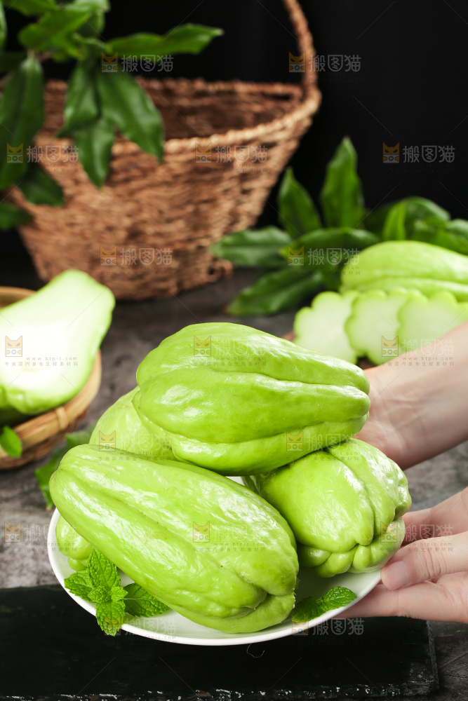 手上端着一盘山东佛手瓜