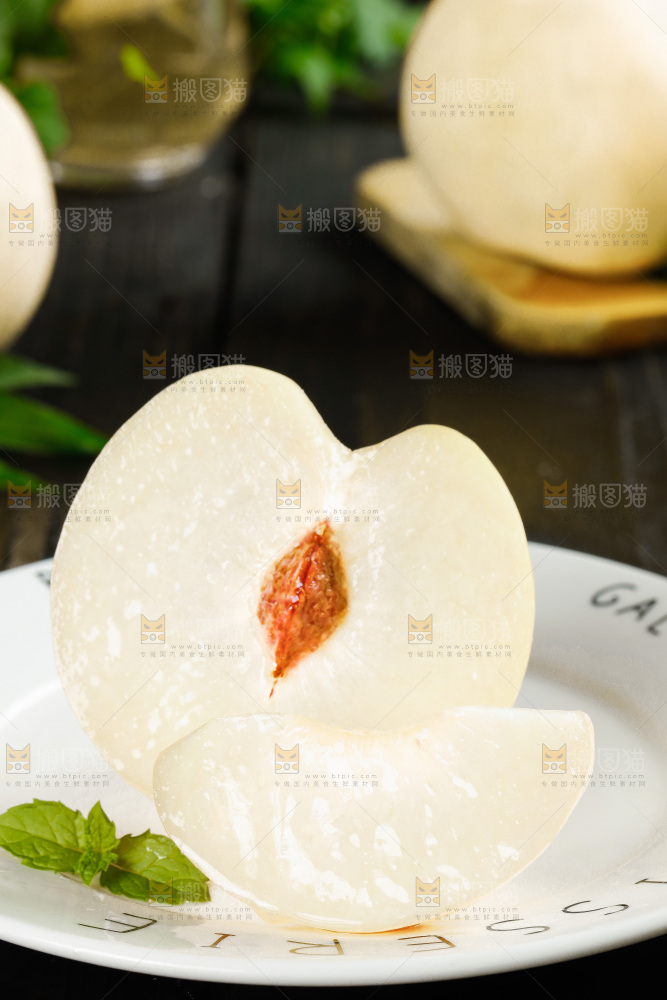 盘子里的雪桃