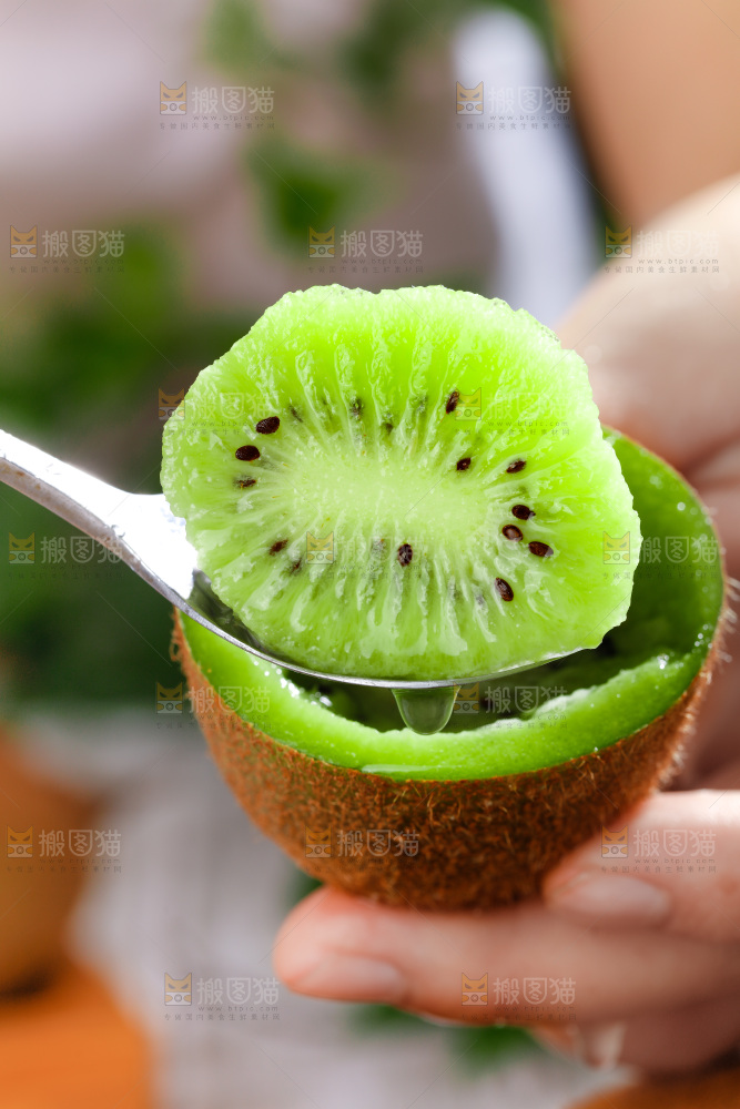 勺子上挖着绿心奇异果果肉