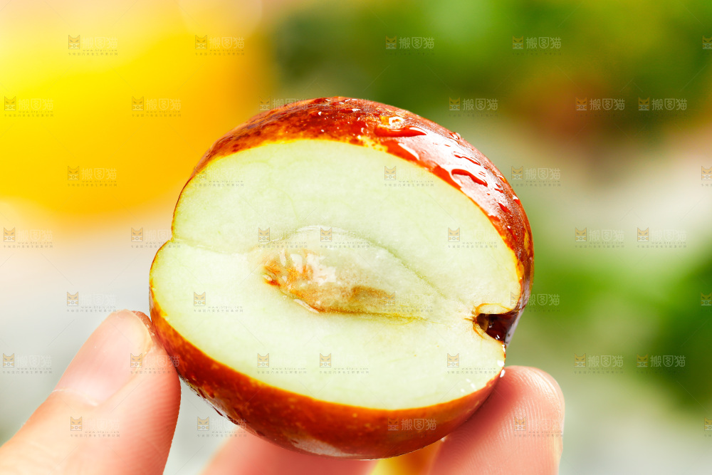 手上拿着大荔冬枣
