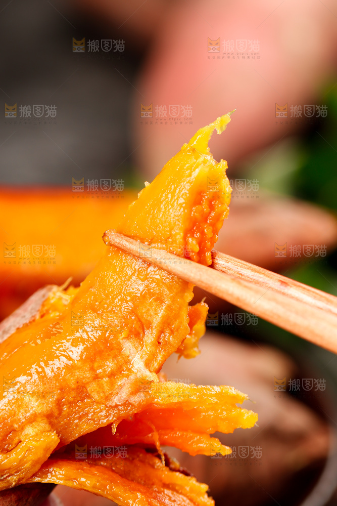 筷子上夹着六鳌蜜薯