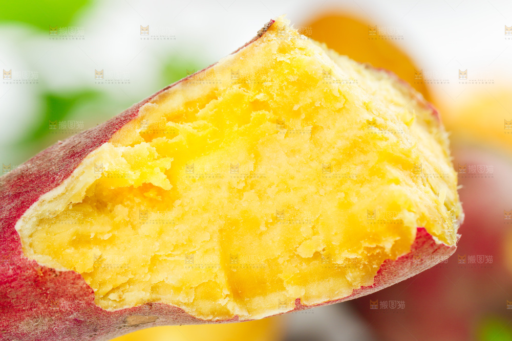 一个蒸熟的黄心蜜薯