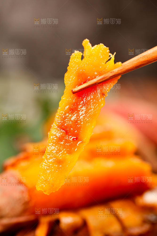 筷子上夹着红心蜜薯