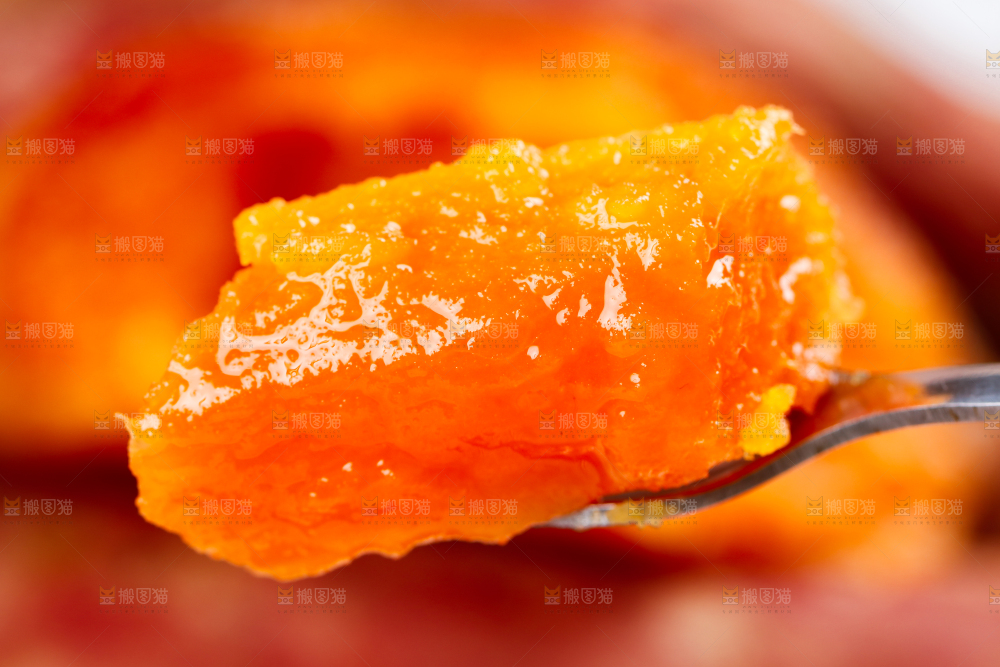 勺子上挖着糖心蜜薯