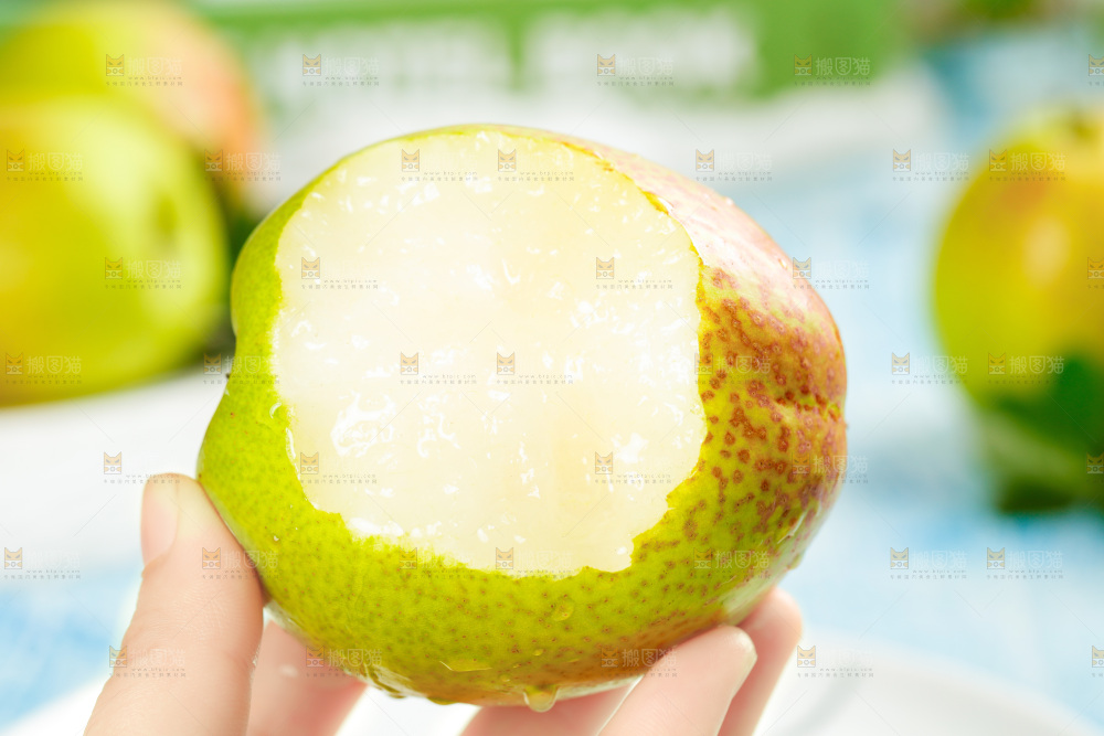 手上拿着小香梨