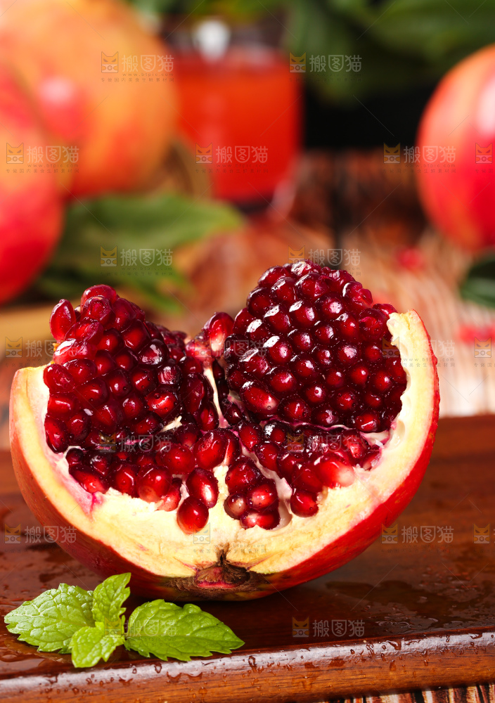 木板上的黑珍珠石榴