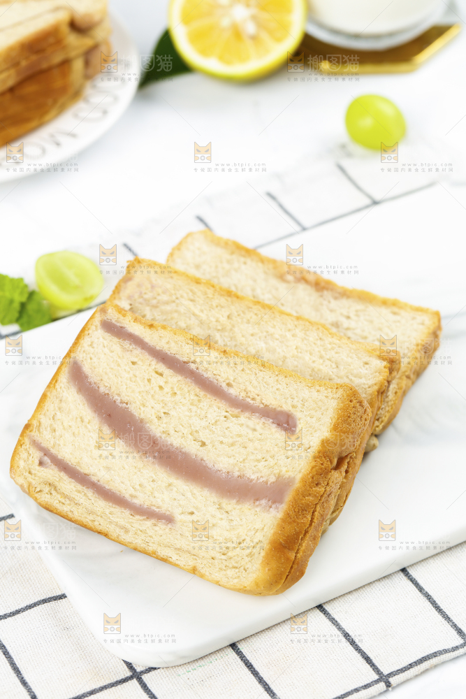 白石板上的粗粮双料吐司