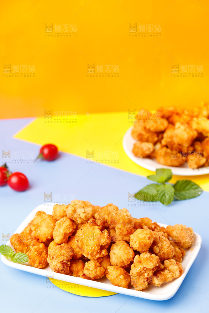 彩底上放着一盘油炸鸡米花