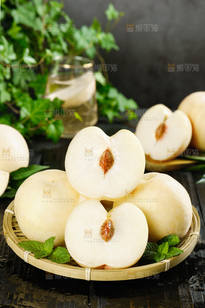 黑底上放着一篮新鲜白桃