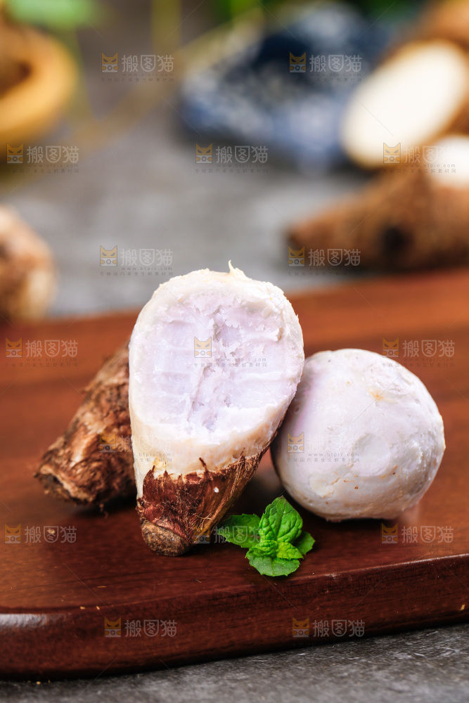 木板上的牛奶小芋头