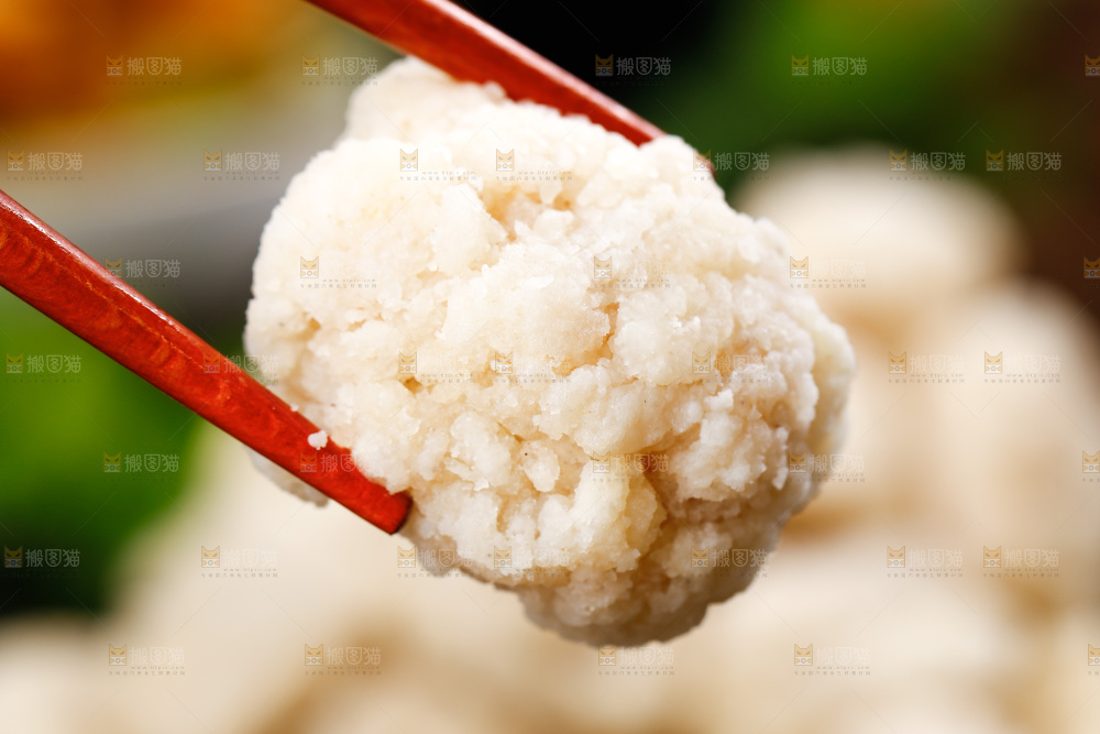 筷子上夹着鸡块