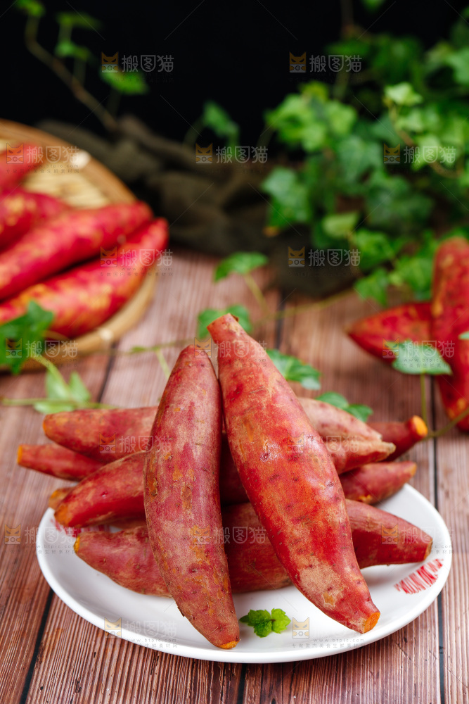 木底上放着一盘蜜薯