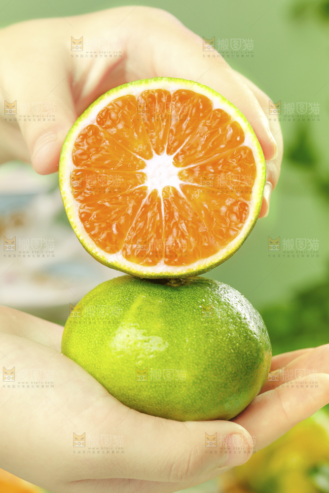 手上拿着蜜桔
