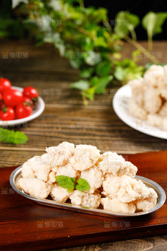 木板上放着一盘鸡米花