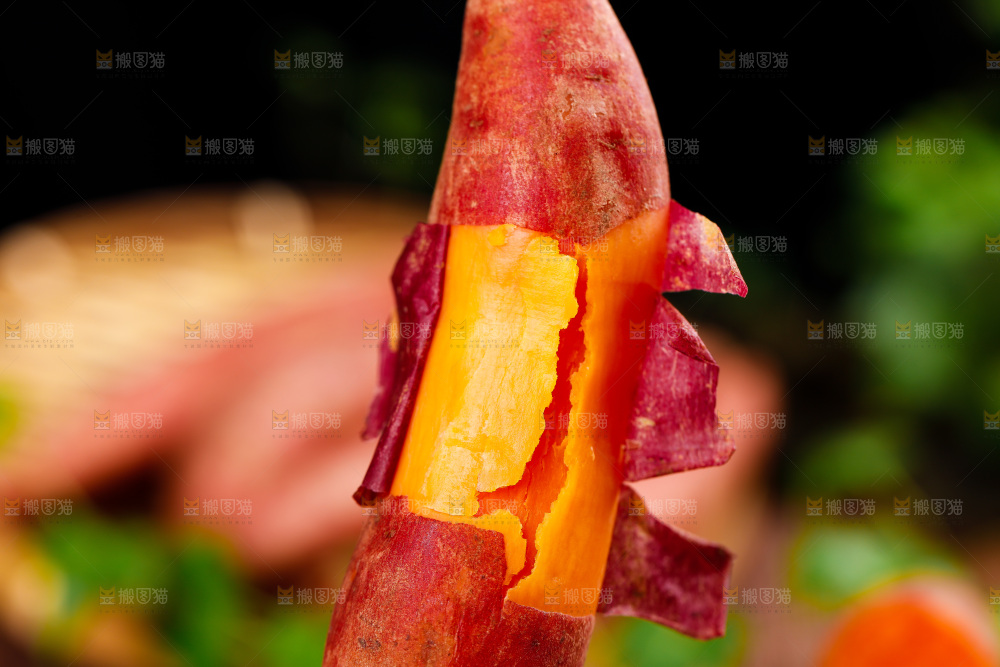一个撕开皮的红心蜜薯