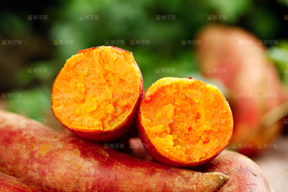 一堆西瓜红蜜薯