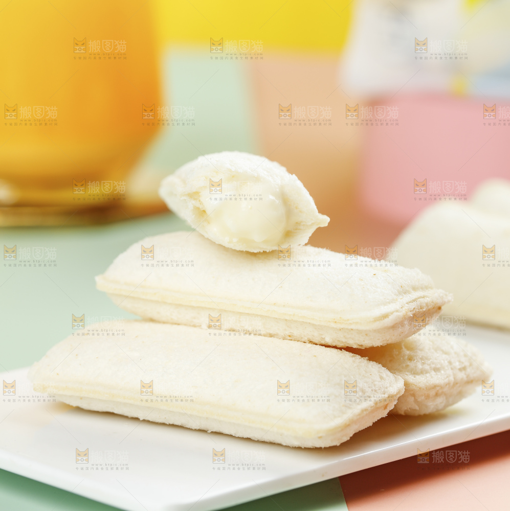 彩底上放着一盘乳酸菌面包